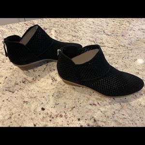 Brand new Kenneth Cole “Side Walk” booties